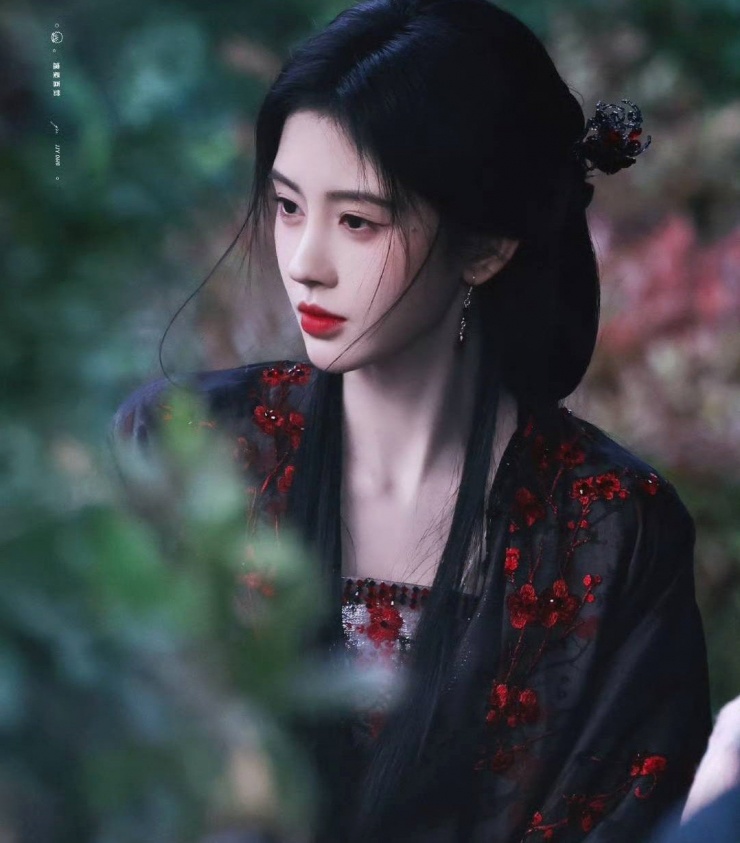 Phim của Cúc Tịnh Y không thể lên sóng vì cô vướng kiện cáo với công ty quản lý cũ.