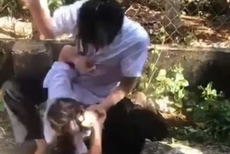 Hai nữ sinh cấp 2 lao vào đánh nhau, một em nhập viện điều trị