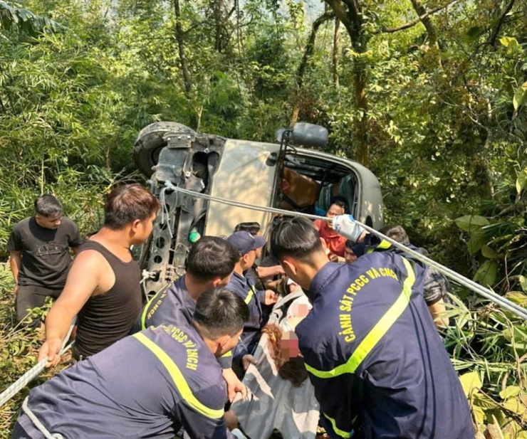 Lực lượng chức năng tổ chức cứu hộ vụ lật xe ở Tam Đảo.