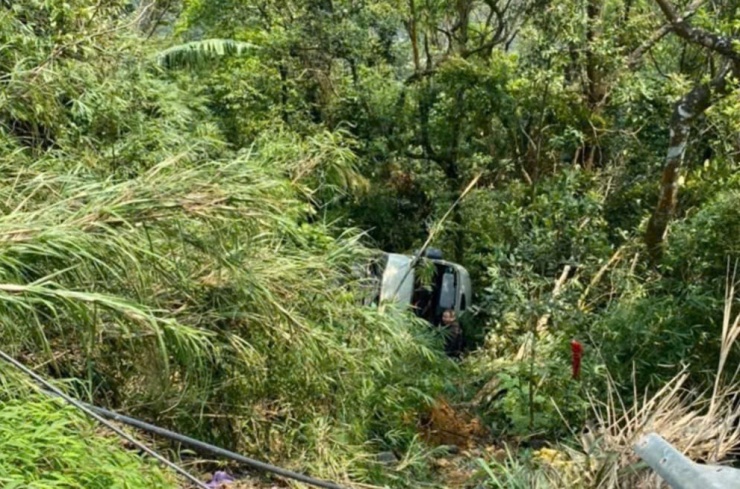 Chiếc xe 29 chỗ ngồi sau khi cày vào hộ lan mềm ta-luy âm rồi lao xuống vực.