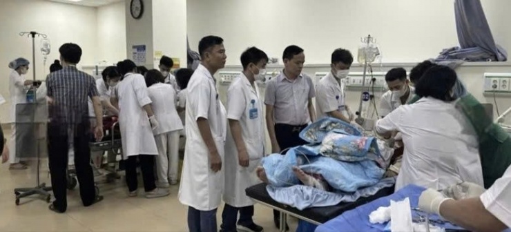 Các nạn nhân được chuyển đến Bệnh viện đa khoa khu vực Vĩnh Phúc cấp cứu.