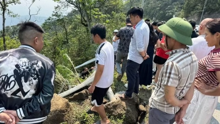 Người dân theo dõi công tác cứu hộ.