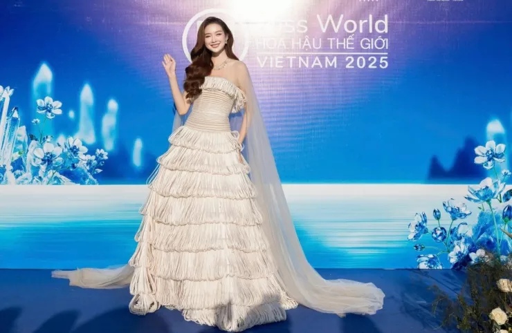 Hoa hậu Bảo Ngọc diện váy xếp tầng gắn tà quét sàn. Cô là thí sinh Việt Nam tham gia Miss World Vietnam lần thứ 73 trên sân nhà vào cuối năm.