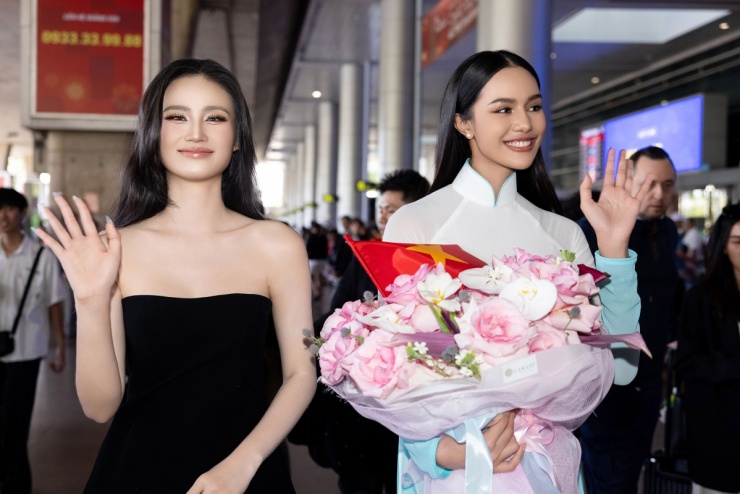 Hoa hậu Thế giới Việt Nam 2023 Huỳnh Trần Ý Nhi cùng đông đảo khán giả có mặt tại sân bay Tân Sơn Nhất từ sớm để chào đón đương kim Miss World - Opal Suchata. Mỹ nhân Thái Lan là khách mời đặc biệt tại chung kết Miss World Vietnam 2025 tối 29/3.