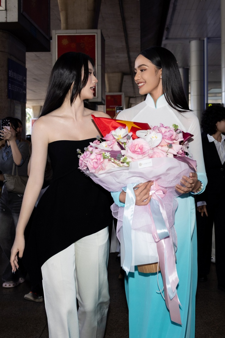 Hai nhan sắc Gen Z trò chuyện rôm rả khi hội ngộ.