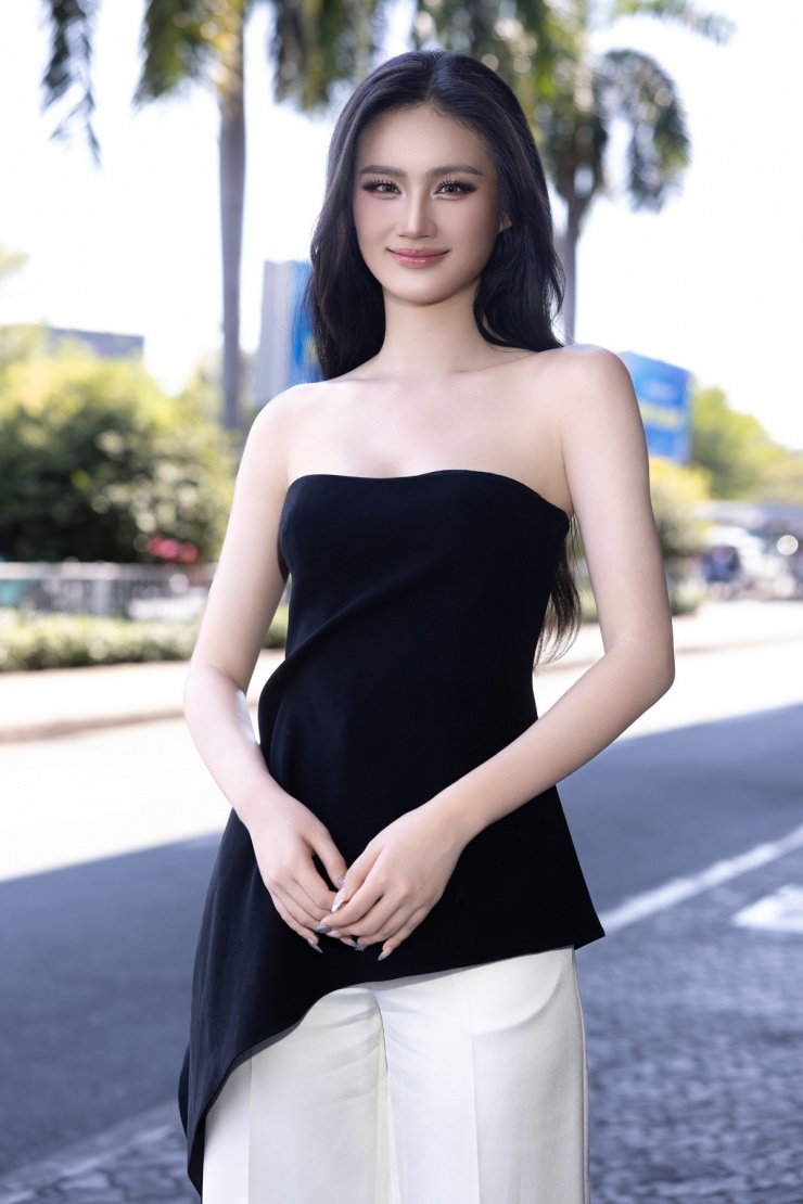 Mẫu áo quây bất đối xứng giúp người đẹp 24 tuổi tôn bờ vai thon nuột.