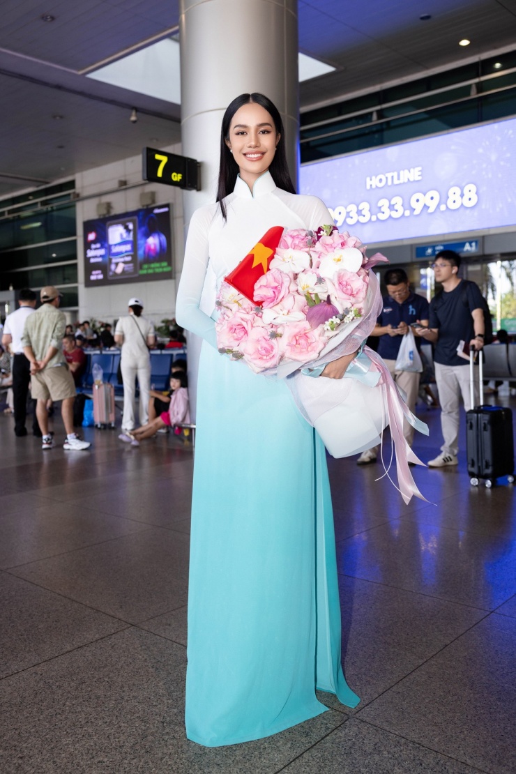 Trong khi đó, Opal Suchata xuất hiện duyên dáng cùng tà áo dài truyền thống của phụ nữ Việt.