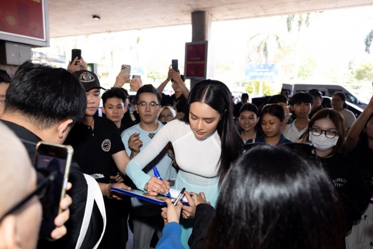 Opal được đông đảo người hâm mộ vây quanh xin chữ ký, tạo nên bầu không khí rộn ràng. Cô cũng nhiệt tình đáp lại sự ủng hộ của khán giả Việt.