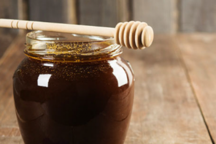 Mật ong để lâu bị đen có an toàn không? cách nhận biết mật ong