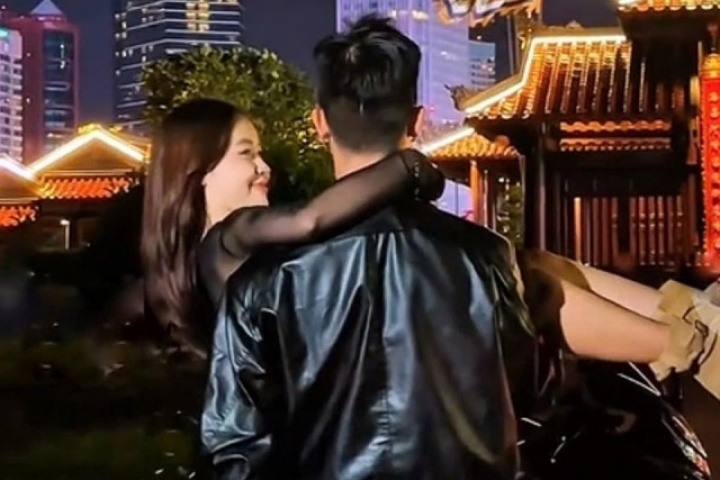 Chi tiền thuê 'nam thần' đi chơi, dự tiệc