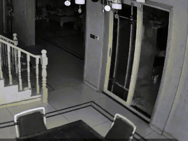 Nổ tung tủ lạnh vì bảo quản đá khô