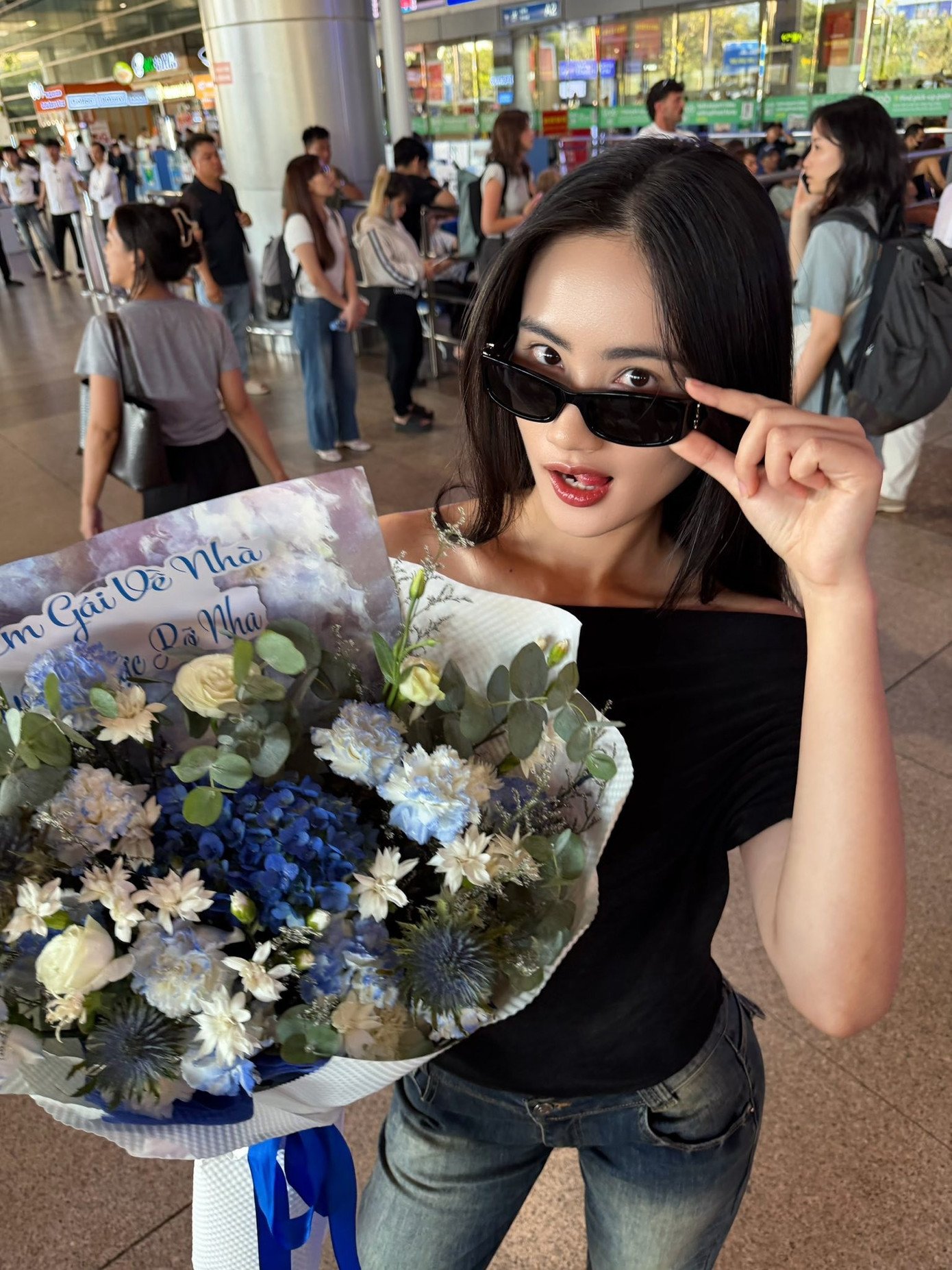 Tối 29/3, đêm chung kết Miss World Vietnam 2025 diễn ra tại Nhà thi đấu Quân khu 7 (TPHCM), đánh dấu thời khắc Huỳnh Trần Ý Nhi chính thức khép lại nhiệm kỳ và trao lại vương miện cho người kế nhiệm. Trước đó, cô vừa đáp chuyến bay từ Australia về nước trong sự đón nhận của người hâm mộ tại sân bay Tân Sơn Nhất.