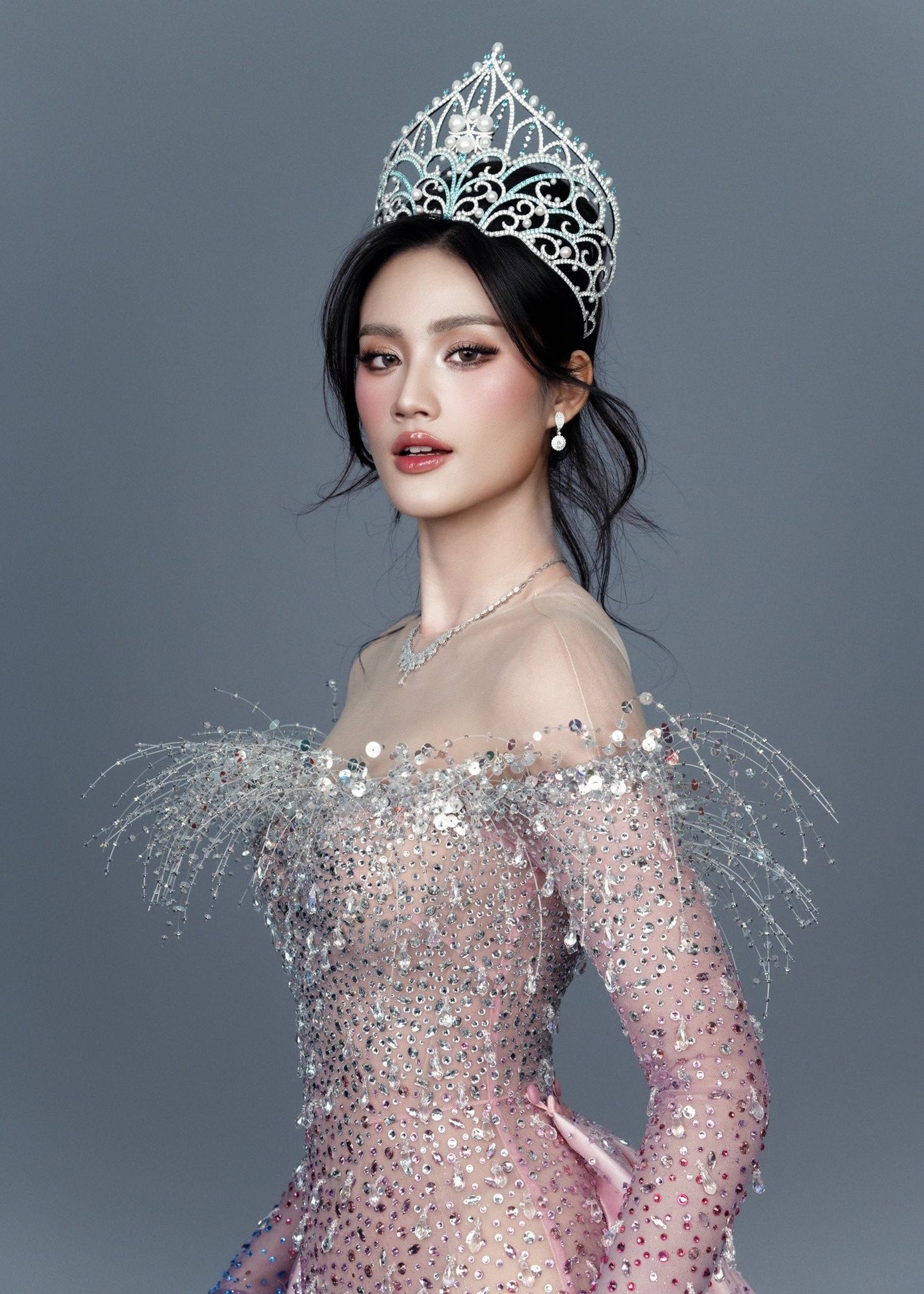 Hoa hậu Ý Nhi tung bộ ảnh xinh như công chúa trước thềm kết thúc nhiệm kỳ - 2