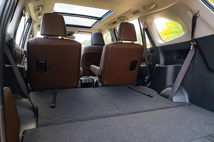 Giá xe Toyota Innova Cross niêm yết và lăn bánh tháng 3/2026 - 11