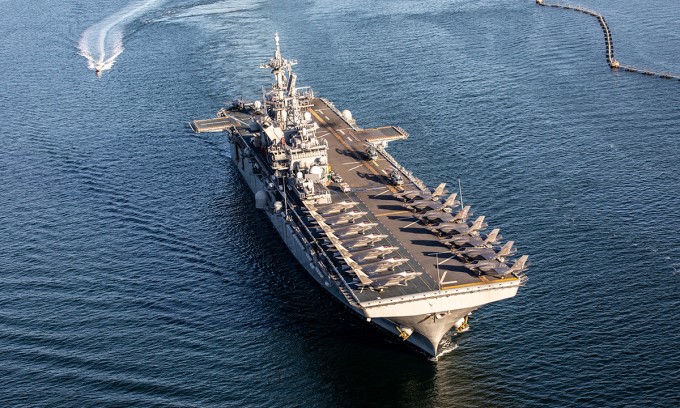 Tàu đổ bộ tấn công USS Tripoli ngoài khơi San Diego, California tháng 4/2022. Ảnh: USMC