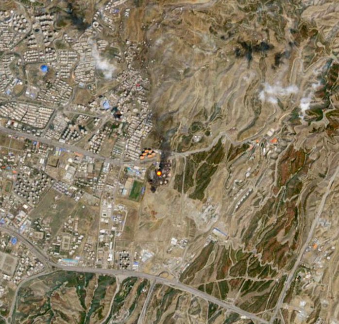 Kho chứa dầu Aqadsieh vẫn còn bốc cháy sau 10 ngày bị tấn công. Ảnh: Copernicus Sentinel