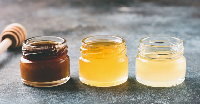 Lọ thủy tinh hoặc nhựa thực phẩm có nắp kín thường là lựa chọn tốt để bảo quản mật ong.