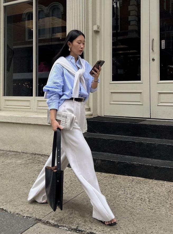 Sơ mi dáng thụng và quần ống rộng là bộ đôi thường xuyên được áp dụng những năm gần đây. Để thêm phong cách, hãy dùng áo dệt kim thắt ngang vai tạo thành khăn choàng.