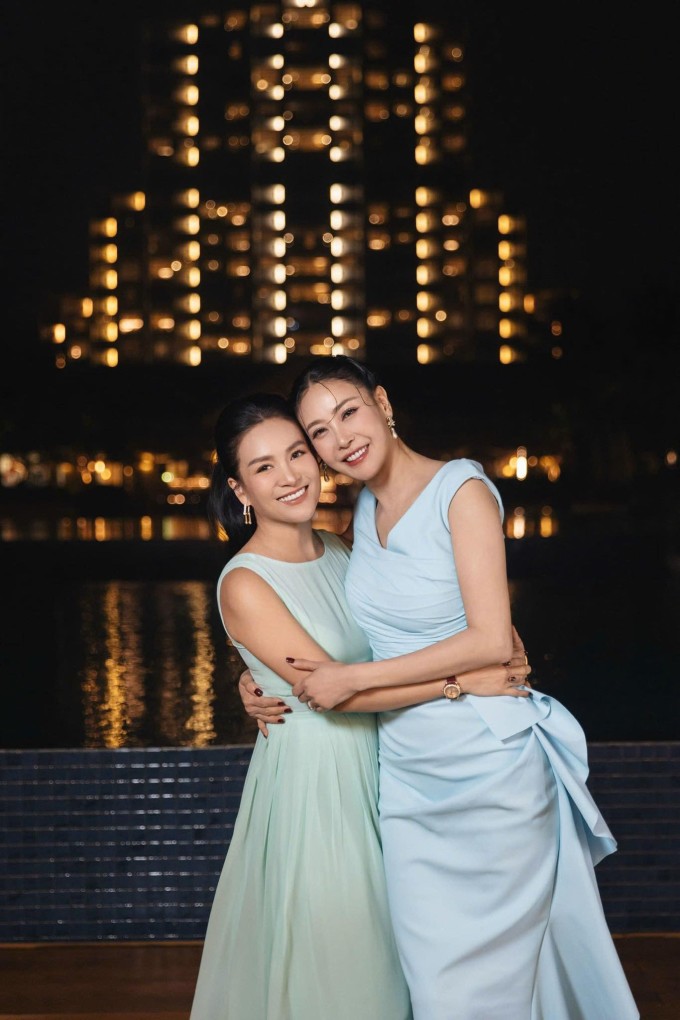 Hoa hậu Hà Kiều Anh mừng sinh nhật doanh nhân Anh Thơ, bà xã MC Bình Minh.