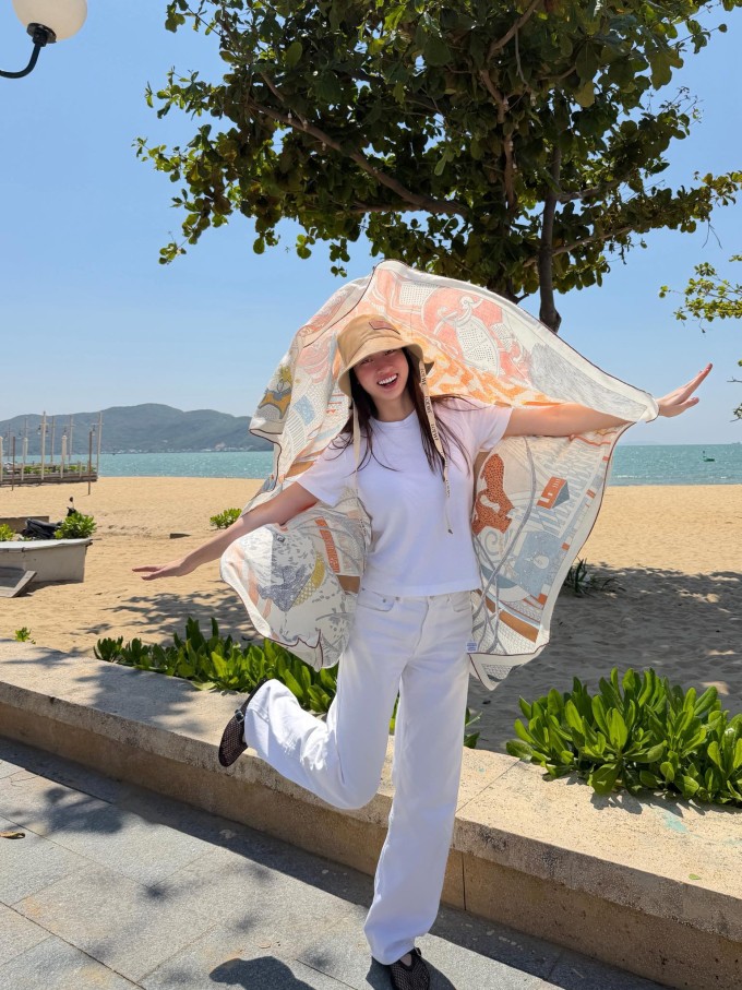 Lương Thùy Linh nhí nhảnh ở hậu trường một buổi tổng duyệt chương trình tại biển Quy Nhơn (Gia Lai).