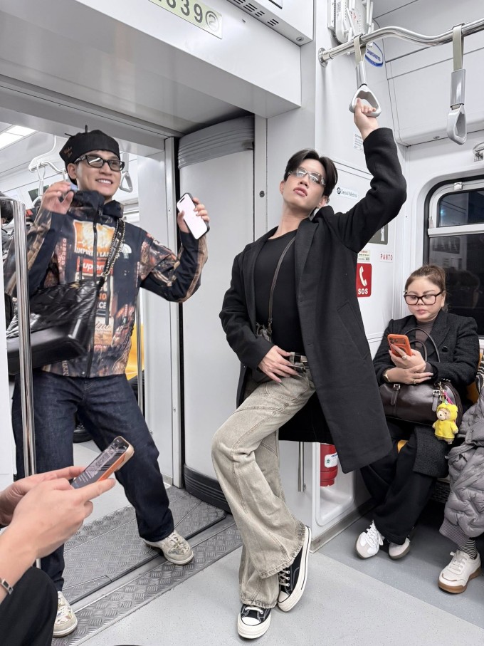 Pháp Kiều tạo dáng nhí nhảnh khi cùng nhóm bạn thân Trấn Thành đi tàu điện ngầm ở quê Hari Won.