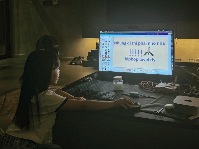 JustaTee khiến hàng nghìn người hâm mộ thích thú khi khoe ảnh con gái lớn Cici Anh Chi vẽ đồ họa ảnh tự động viên bản thân học hành, thi cử.