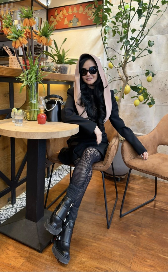 Ca sĩ Hồng Nhung ăn diện sành điệu dạo phố Paris (Pháp).