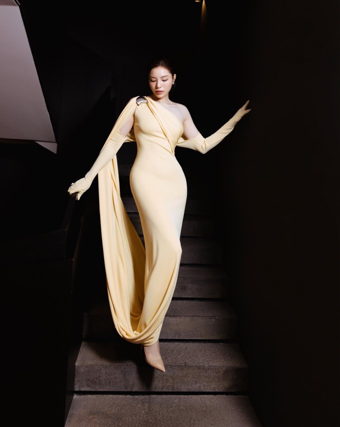 Hoa hậu Kỳ Duyên khoe dáng đồng hồ cát tại một sự kiện cuối tuần.