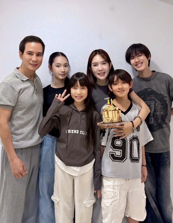 Minh Hà thấy hạnh phúc và ấm áp khi đón sinh nhật giản dị bên gia đình. Nhiều người nhận xét bà xã Lý Hải dường như bị thời gian bỏ quên vì quá trẻ trung, không có dấu hiệu sinh nở dù đã sinh bốn con và các bé hiện đều cao gần bằng mẹ.