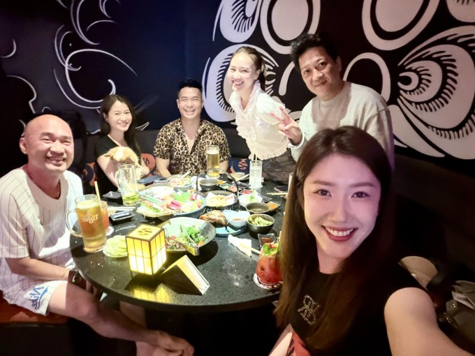 Các thành viên của nhóm '7 nụ cười xuân' gồm Tiến Luật, Lâm Vỹ Dạ, Trương Thế Vinh, Lan Ngọc, Trường Giang, Thúy Ngân (từ trái sang) tụ họp. Dù chương trình đã ngừng phát sóng, các nghệ sĩ vẫn giữ mối quan hệ thân thiết và thường xuyên có mặt trong các sự kiện quan trọng của nhau.