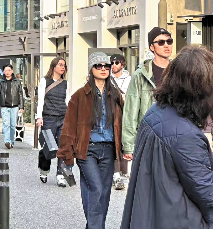 Nguyễn Kinh Thiên và bạn gái ở Tokyo. Ảnh: Weibo