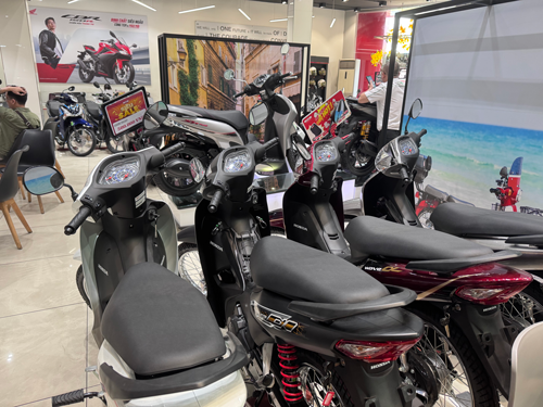 Giá xăng tăng cao đã nhanh chóng tác động khiến cửa hàng xe máy xăng vắng khách tham quan, mua sắm