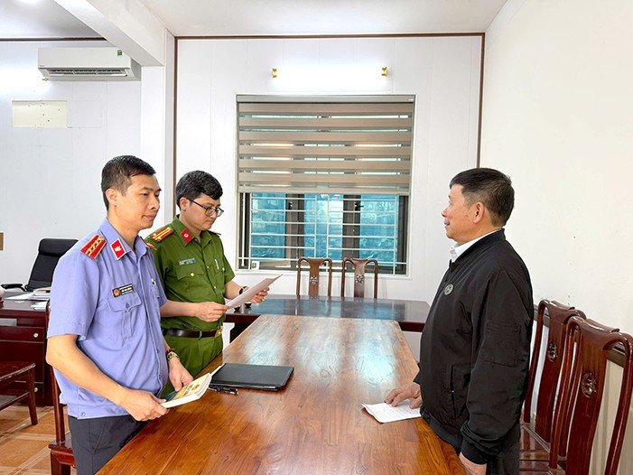 Cơ quan Công an tống đạt quyết định khởi tố đối với bị can Sơn. Ảnh Hồng Hà