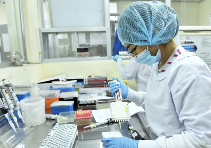 Lấy mẫu xét nghiệm COVID-19 tại cơ sở y tế. Ảnh minh họa