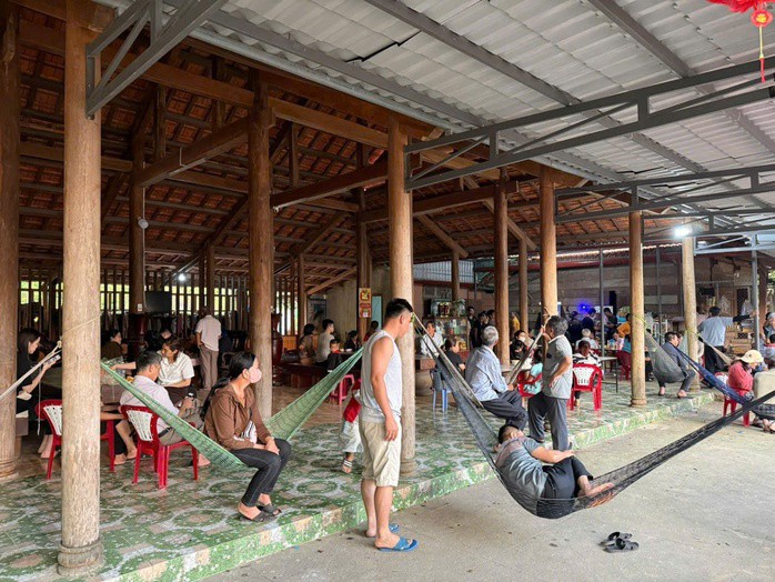 Người dân lưu thông trên tuyến đổ vào quán nước bên đường để nghỉ ngơi chờ thông xe