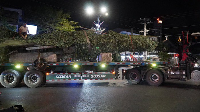 Chiếc máy bay MiG-21 ở phường An Xuyên được di chuyển về "nhà mới" vào tối 28-3