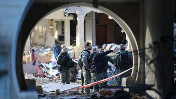 Hiện trường một vụ trúng tên lửa từ phía Iran ở Arad - Israel ngày 22-3. Năng lực tình báo của Iran vẫn được thể hiện qua các đợt phóng tên lửa Ảnh: EFE-EPA