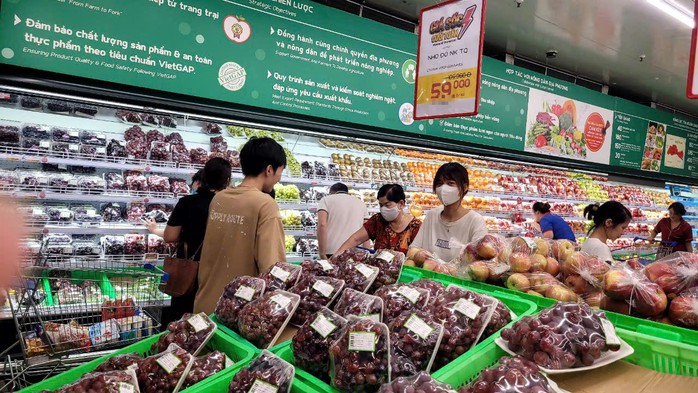 Nho tươi Trung Quốc được bày bán trong siêu thị ở Việt Nam