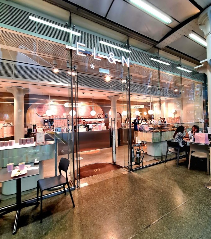 Cửa hàng EL&N tại khu vực ga St Pancras.