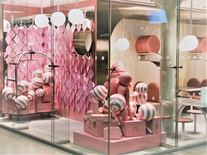 EL&N ở ga St Pancras được trang trí với tone hồng chủ đạo.