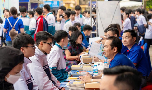 Học sinh lớp 12 tham gia một ngày hội tư vấn tuyển sinh hướng nghiệp năm 2026.