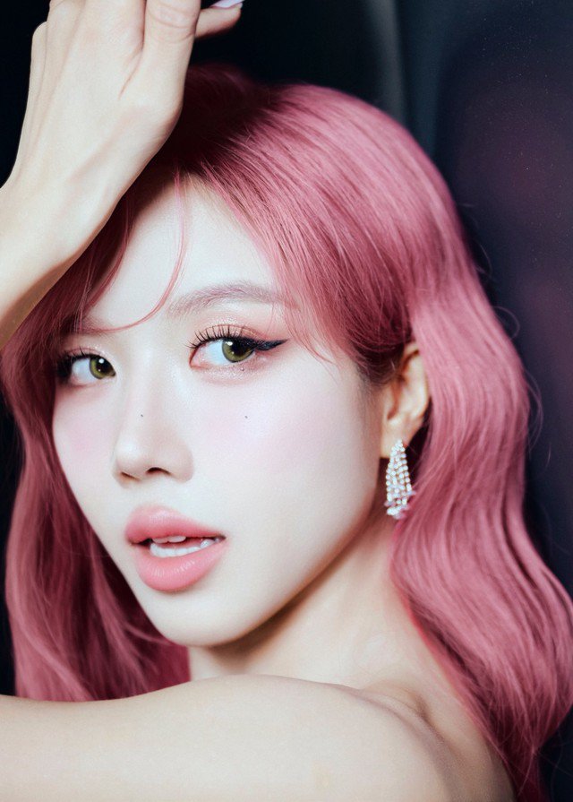 Sở hữu vẻ ngoài trẻ trung, làn da mịn màng cùng phong cách năng động, Trang Pháp luôn nằm trong nhóm nghệ sĩ nữ được đánh giá cao về hình ảnh tại showbiz Việt. Không chỉ gây ấn tượng bởi tài năng âm nhạc, nữ ca sĩ còn khiến nhiều người tò mò về phương pháp làm đẹp giúp cô duy trì nhan sắc ổn định theo thời gian.