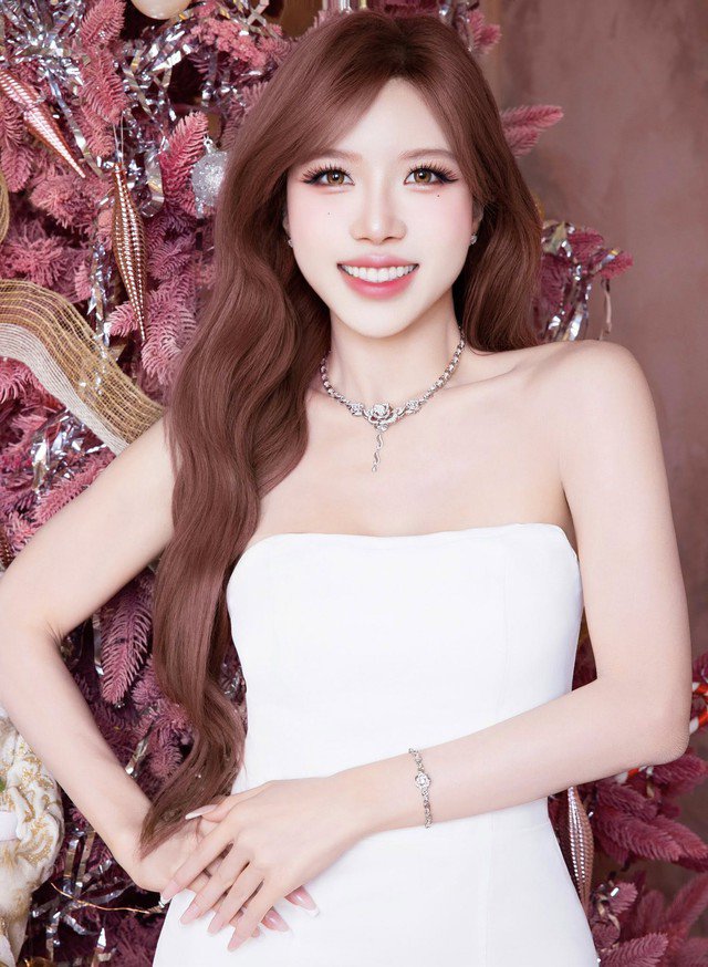 Theo chia sẻ từ nữ ca sĩ, yếu tố quan trọng hàng đầu trong hành trình chăm sóc sắc đẹp chính là sự kỷ luật và hiểu rõ cơ thể. Cô không chạy theo các xu hướng làm đẹp nhất thời mà lựa chọn phương pháp phù hợp với lối sống cá nhân, ưu tiên sự bền vững và an toàn.