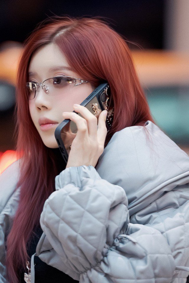 Một trong những bí quyết được Trang Pháp duy trì nhiều năm là chế độ chăm sóc da tối giản nhưng hiệu quả. Thay vì sử dụng quá nhiều sản phẩm, cô tập trung vào các bước cơ bản như làm sạch, dưỡng ẩm và chống nắng.