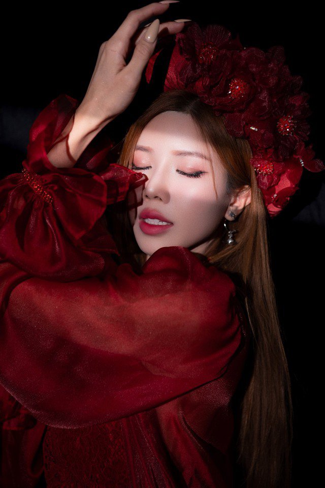 Nữ ca sĩ đặc biệt nhấn mạnh tầm quan trọng của kem chống nắng trong việc bảo vệ làn da khỏi tác động của tia UV – nguyên nhân hàng đầu gây lão hóa sớm. Bên cạnh đó, cô thường xuyên lựa chọn các sản phẩm có nguồn gốc tự nhiên, hạn chế hóa chất mạnh để tránh kích ứng.