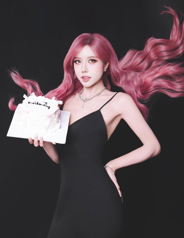 Không dừng lại ở việc chăm sóc bên ngoài, Trang Pháp còn chú trọng nuôi dưỡng làn da từ bên trong thông qua chế độ ăn uống khoa học. Khẩu phần ăn của cô ưu tiên rau xanh, trái cây và các thực phẩm giàu vitamin. Nữ ca sĩ hạn chế tối đa đồ ăn nhiều dầu mỡ, đường tinh luyện cũng như các loại thức uống có cồn. Việc uống đủ nước mỗi ngày cũng được cô xem là “chìa khóa” giúp làn da luôn căng mịn, tràn đầy sức sống.