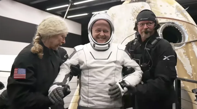 Phi hành gia NASA Mike Fincke bước ra khỏi tàu Crew Dragon của SpaceX sau khi trở về Trái Đất ngày 15/1. Ảnh: NASA