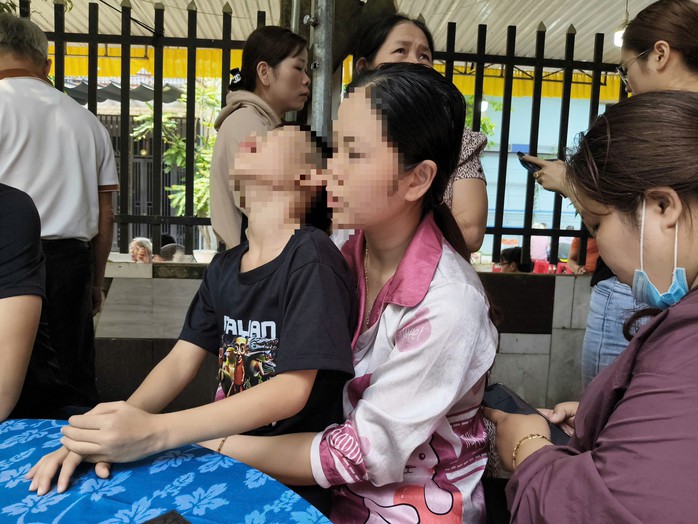 Vợ và con tài xế S. đau buồn trước sự ra đi quá đột ngột của anh