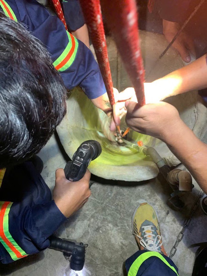 Lực lượng Cảnh sát PCCC và Cứu nạn cứu hộ Công an tỉnh Gia Lai đã kịp thời giải cứu một thiếu nữ rơi xuống giếng sâu