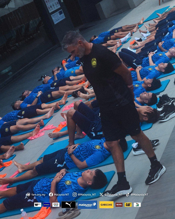 Tuyển Malaysia có buổi khởi động nhẹ sau khi đến Ninh Bình (Ảnh: Malaysia NT)